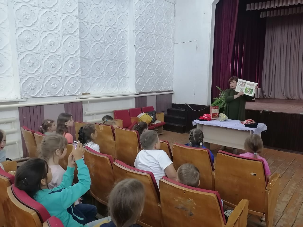 Беседа «Знакомство с русскими народными костюмами»